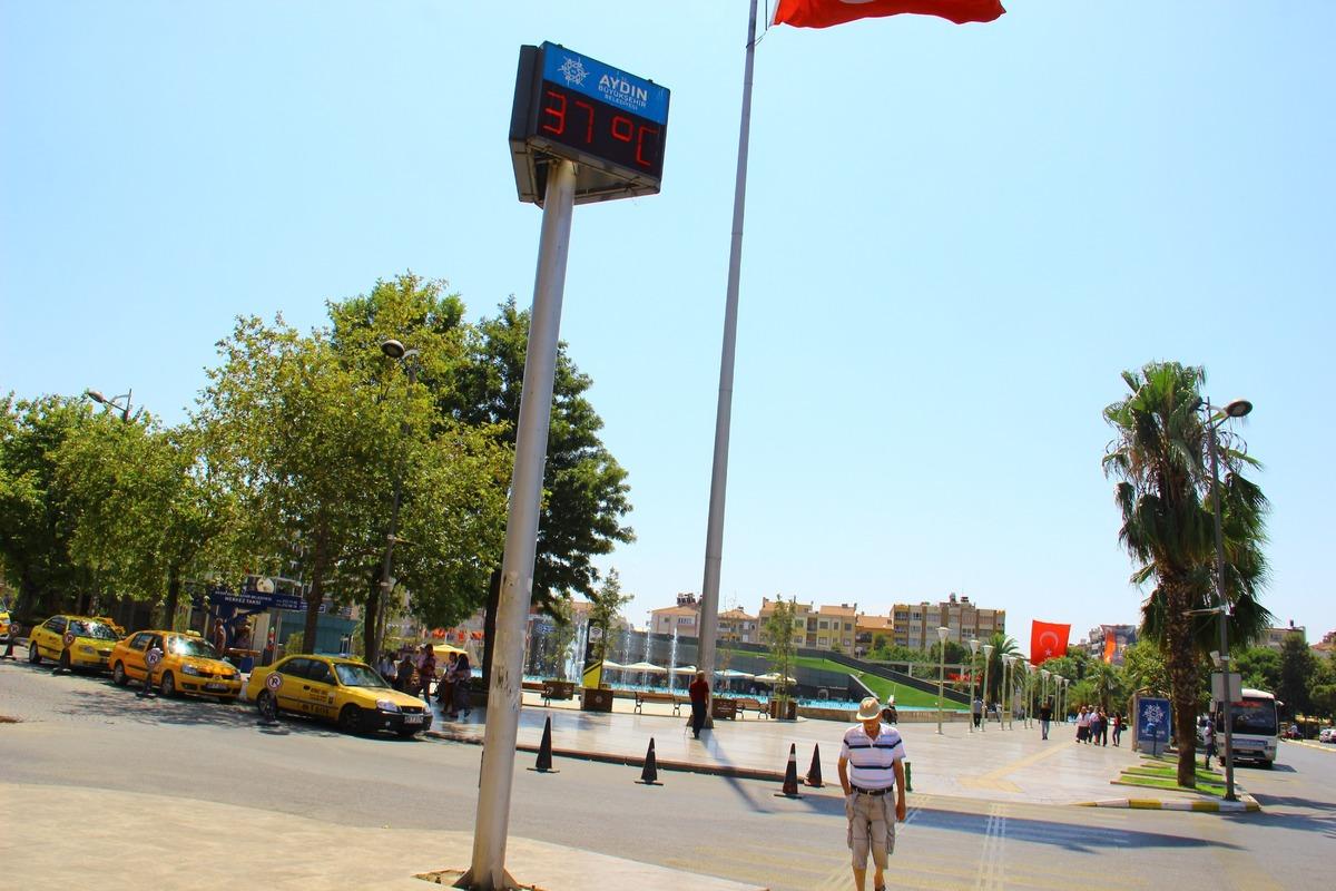 Termometreler &ccedil;ıldırdı! Sokaklar boş kaldı: Adeta hayalet şehir