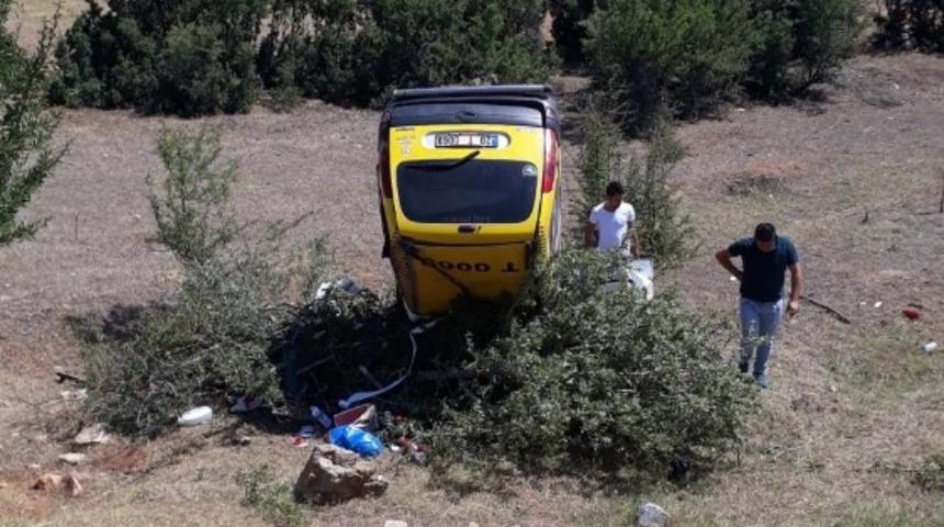 Ticari taksi şarampole devrildi: Dede ile torunu yaralandı
