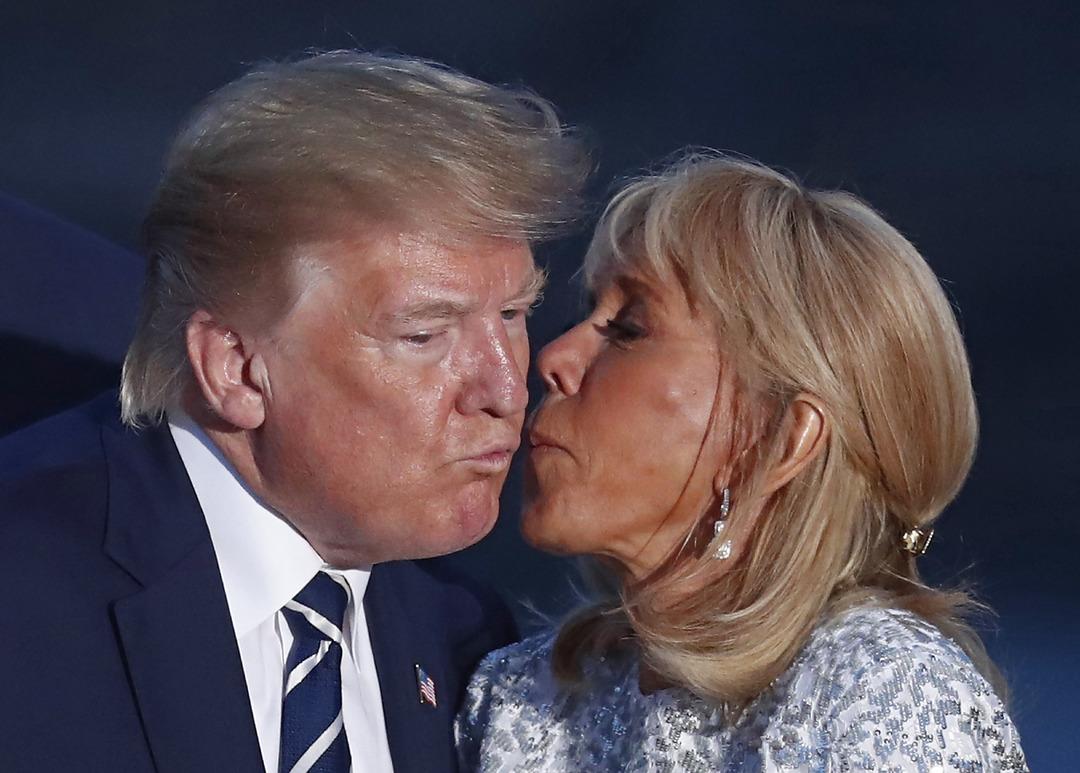 G7 zirvesine damga vuran g&ouml;r&uuml;nt&uuml;! Macron'un eşi Trump'ı b&ouml;yle &ouml;pt&uuml;!