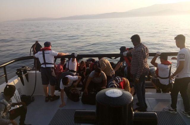 Dikili ve Çeşme açıklarında 69 kaçak göçmen yakalandı