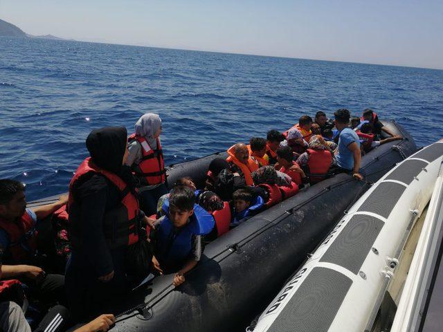 Dikili ve Çeşme açıklarında 69 kaçak göçmen yakalandı