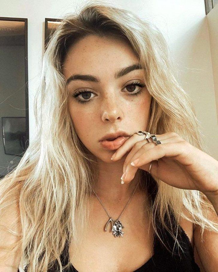 Annesine attığı fotoğrafta öyle bir şey unuttu ki rezil oldu! G1