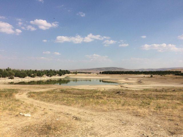 Günyüzü’nde kuraklık nedeniyle sulama göletleri kuruyor