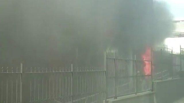 Gaziosmanpaşa'da hastane bahçesindeki trafoda çıkan yangın paniğe neden oldu (1)