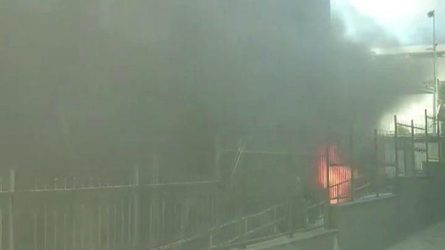 Gaziosmanpaşa'da hastane bahçesindeki trafoda çıkan yangın paniğe neden oldu (1)