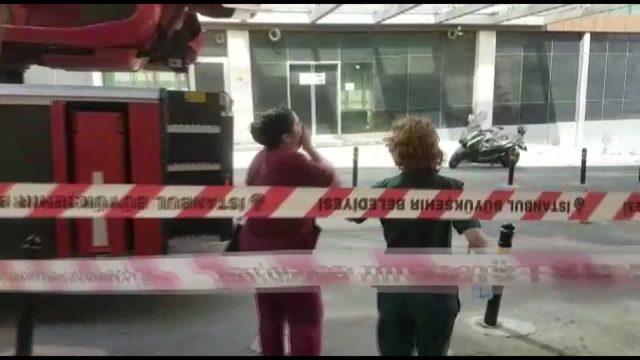 Ek fotoğraflar // Gaziosmanpaşa'da hastane bahçesindeki trafoda çıkan yangın paniğe neden oldu