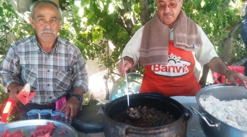 Hisarcık&rsquo;ta d&uuml;ğ&uuml;nlerde toprak &ccedil;&ouml;mleklerde g&uuml;ve&ccedil; eti ikramı