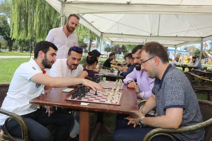 AK Gençliğin satranç etkinliğine yoğun ilgi G4