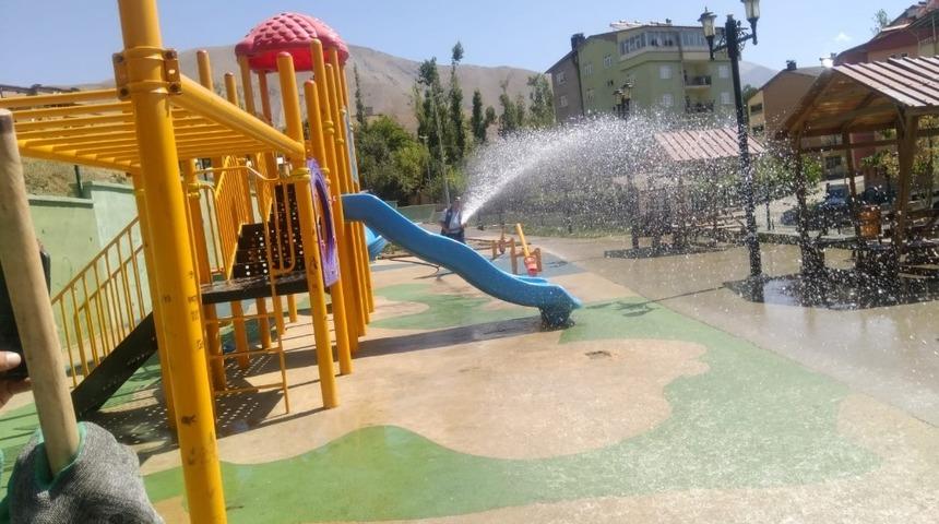 15 Temmuz parkı tazyikli suyla yıkandı