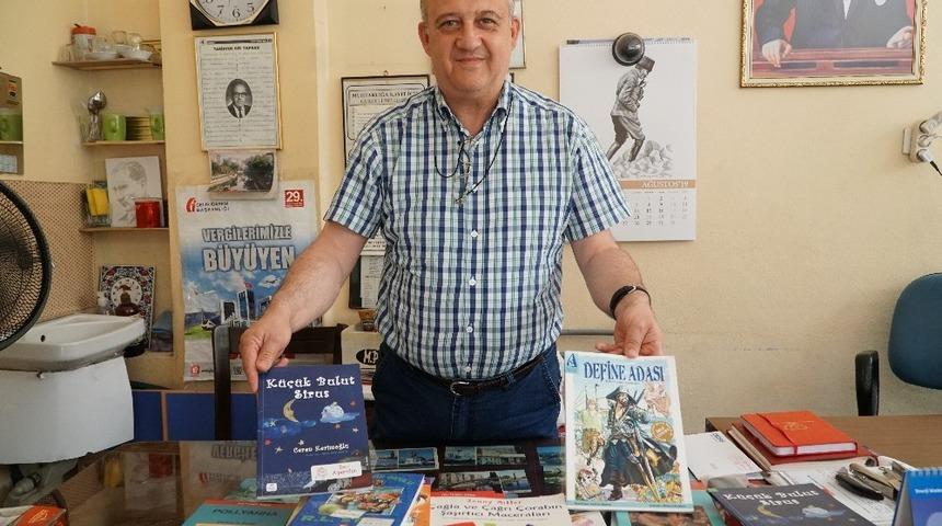 &Ccedil;ocukları kitap dağıtarak mutlu ediyor