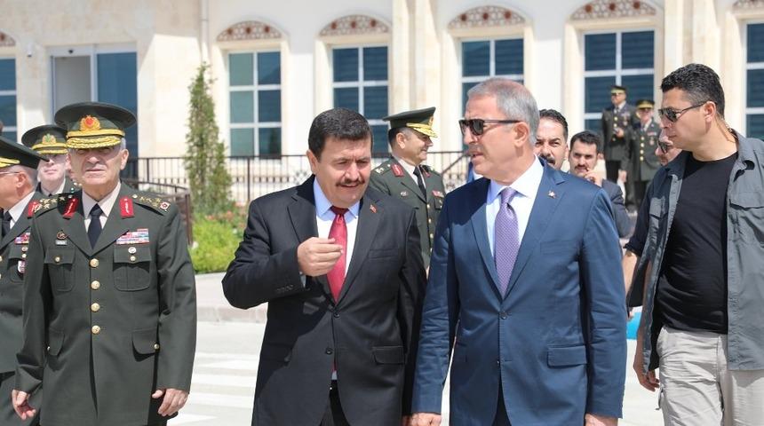 Milli Savunma Bakanı Akar, 3’üncü Ordu Komutanlığı’nda ki devir teslim törenine katıldı