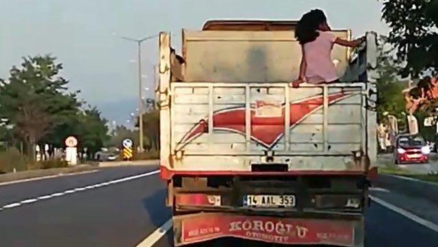 Küçük kızın kamyon kasasında tehlikeli yolculuğu