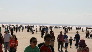 Yaşlı, genç şifa için Tuz Gölü'ne geliyorlar