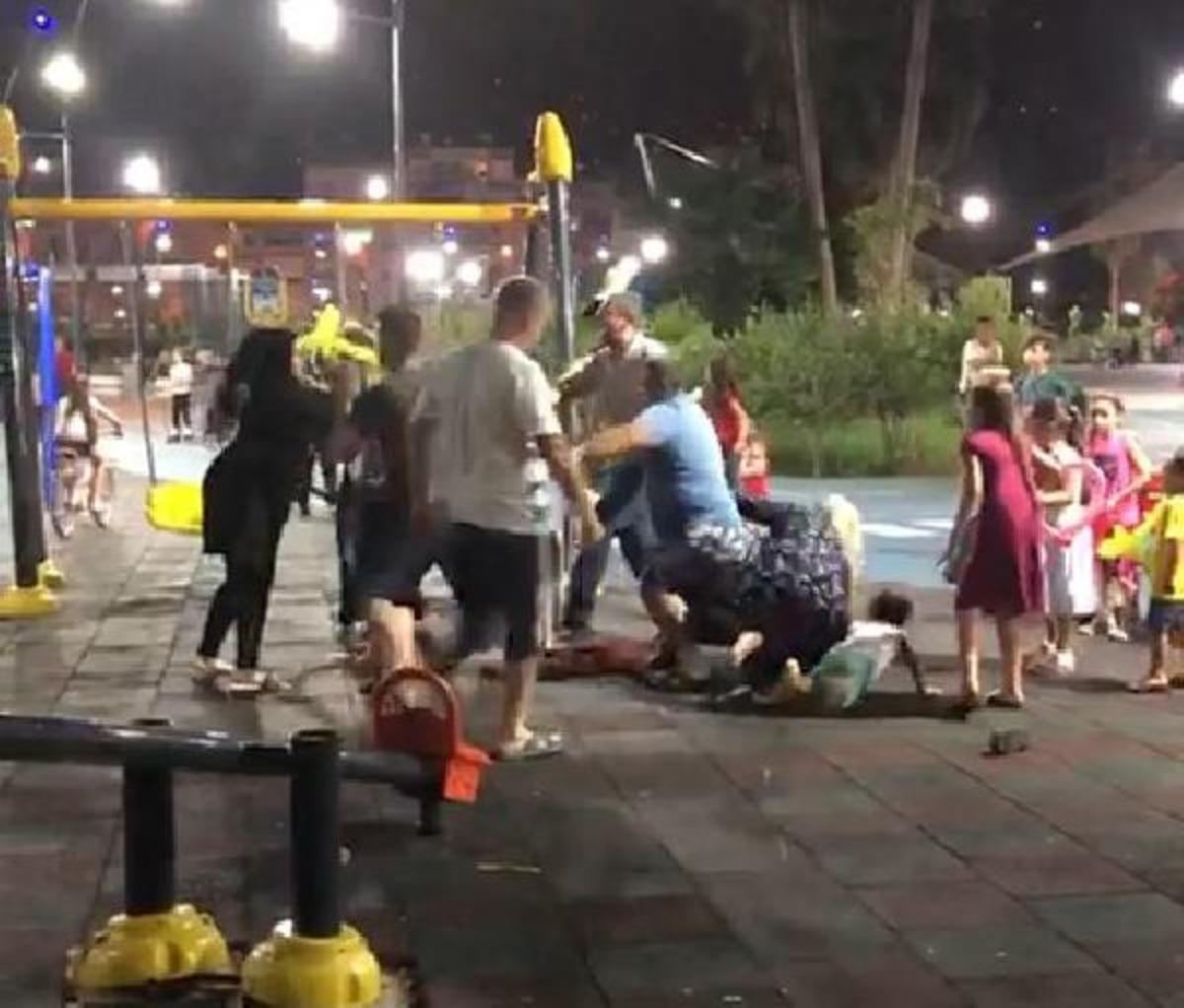 Hatay'da &ccedil;ocuk parkında ortalık karıştı! Sa&ccedil; sa&ccedil;a birbirlerine girdiler