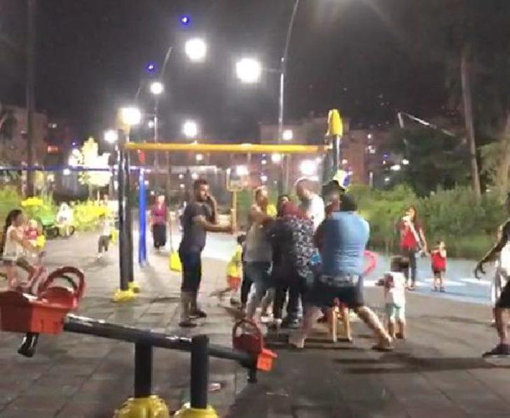 Hatay'da çocuk parkında ortalık karıştı! Saç saça birbirlerine girdiler G3