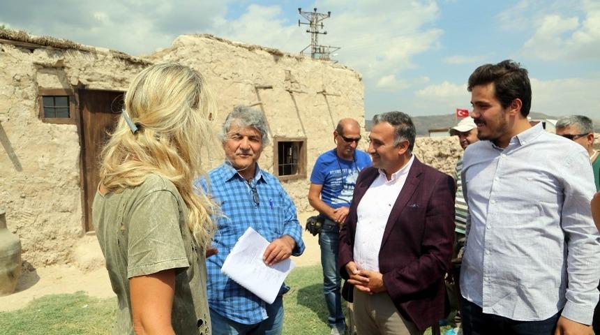 Başkan Cabbar &rsquo;S&uuml;veyda&rsquo; film setini ziyaret etti