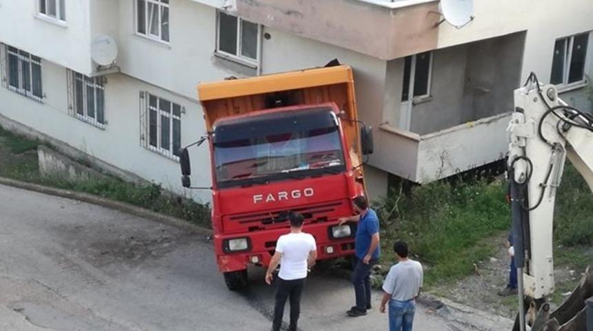 Fatsa’da hafriyat kamyonu eve girdi