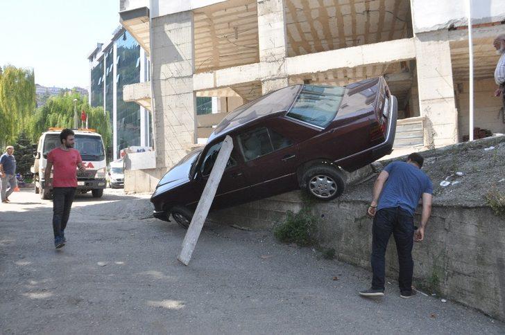 Karşı yönden gelen araca yol vermek isterken otomobili yan yattı G3