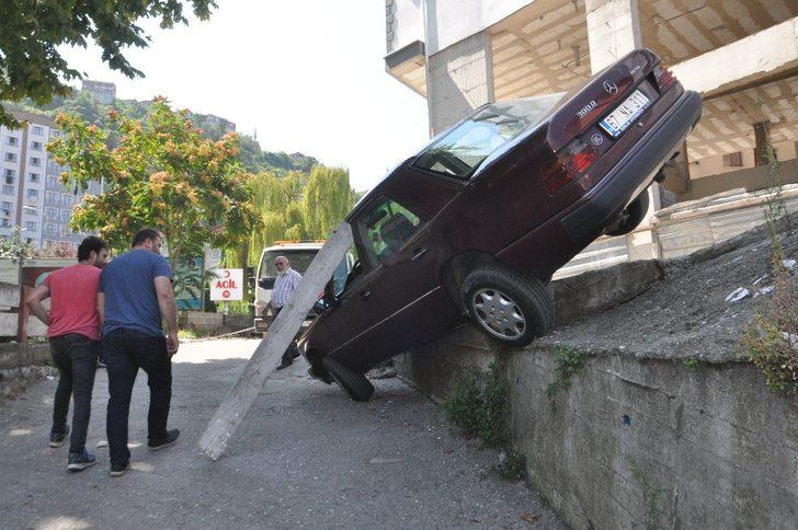 Karşı yönden gelen araca yol vermek isterken otomobili yan yattı G4