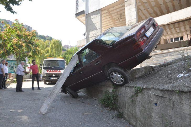 Karşı yönden gelen araca yol vermek isterken otomobili yan yattı G5