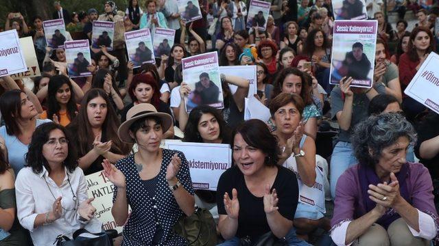 Kadın hakları savunucuları 2019'daki Emine Bulut cinayetinin ardından İstanbul Sözleşmesi'nin uygulanması çağrısıyla Türkiye'nin pek çok kentinde protesto gösterisi düzenlemişti.