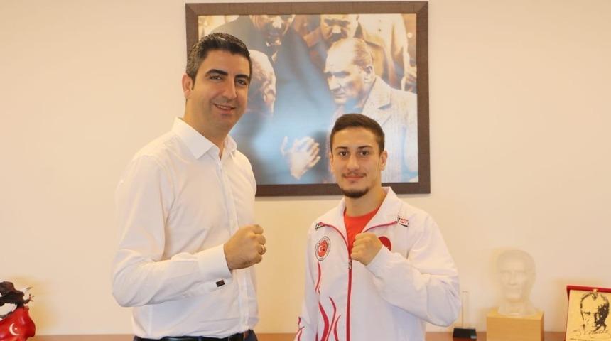 Kore yolcusu Kartallı gen&ccedil; d&ouml;v&uuml;ş&ccedil;&uuml;, Başkan G&ouml;khan Y&uuml;ksel&rsquo;i ziyaret etti