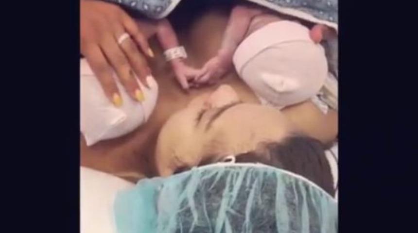 Doğduktan sonra el ele tutuşan ikizler viral oldu