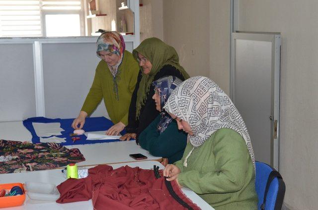 Yunusemreli kadınlar kurslara yoğun ilgi gösteriyor