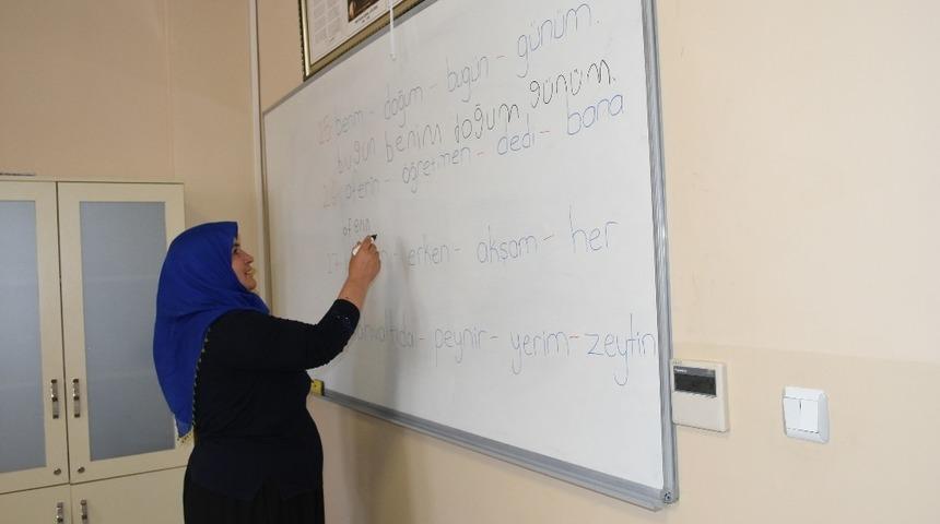 Şahinbey Belediyesi Sosyal Tesislerinde okuma yazma &ouml;ğreniyorlar