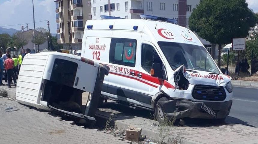Ambulans ile hafif ticari araç çarpıştı: 6 yaralı