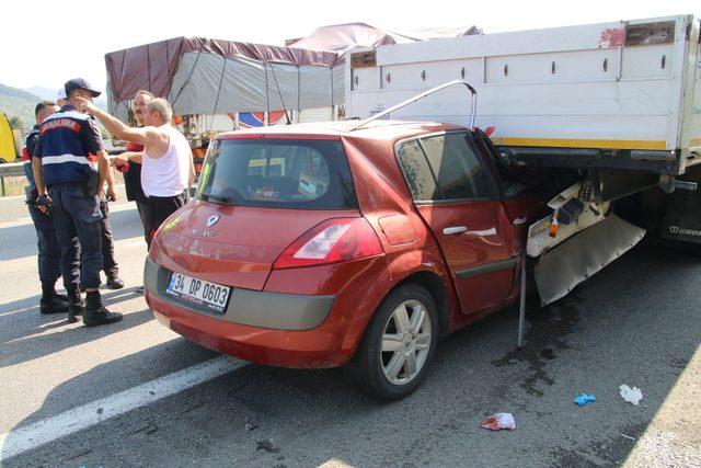 TEM yolunda otomobil TIR'ın altına girdi: 4 yaralı