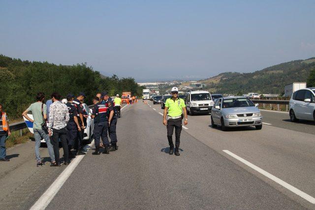 TEM yolunda otomobil TIR'ın altına girdi: 4 yaralı