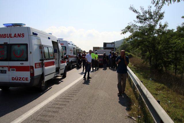 TEM yolunda otomobil TIR'ın altına girdi: 4 yaralı