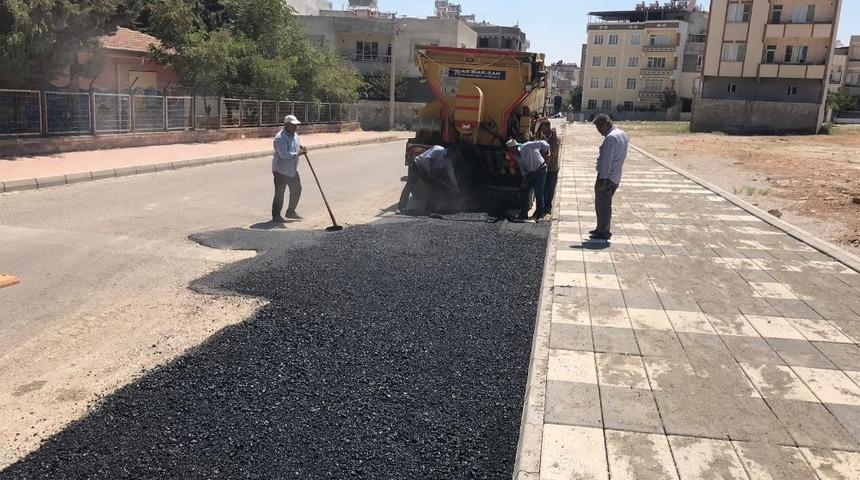Asfaltlama ile kaldırım &ccedil;alışmaları s&uuml;r&uuml;yor