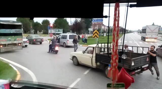 Arızalı kamyonetin motosikletle çekilmesi şaşırttı