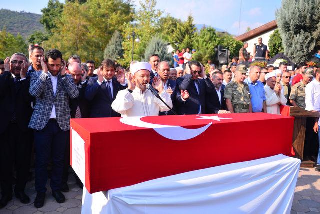 Şehit Sözleşmeli Er Yılmaz'ı binlerce hemşehrisi uğurladı