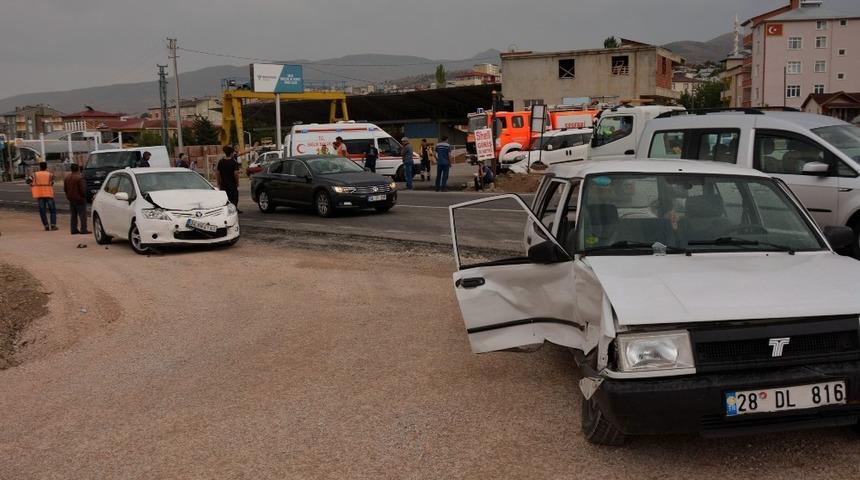 Suşehri&rsquo;nde trafik kazası: 3 yaralı