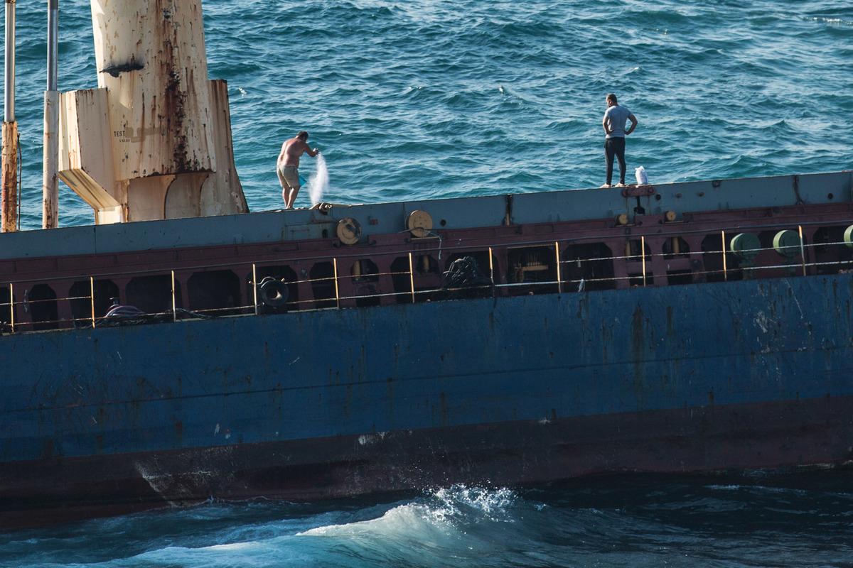 İstanbul Şile'de terk edilen gemiden yakıt sızıntısı iddiası 