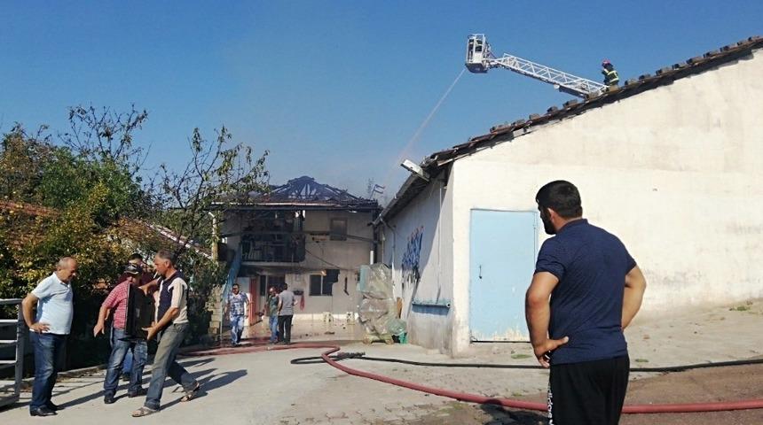 İki katlı evin &ccedil;atısı &ccedil;ıkan yangında k&uuml;le d&ouml;nd&uuml;