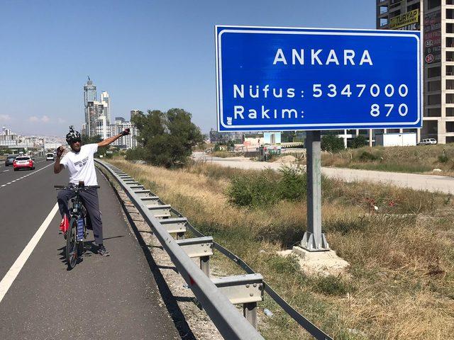 Menemen'de işten çıkarılan belediye işçisi, bisikletle Ankara'ya geldi