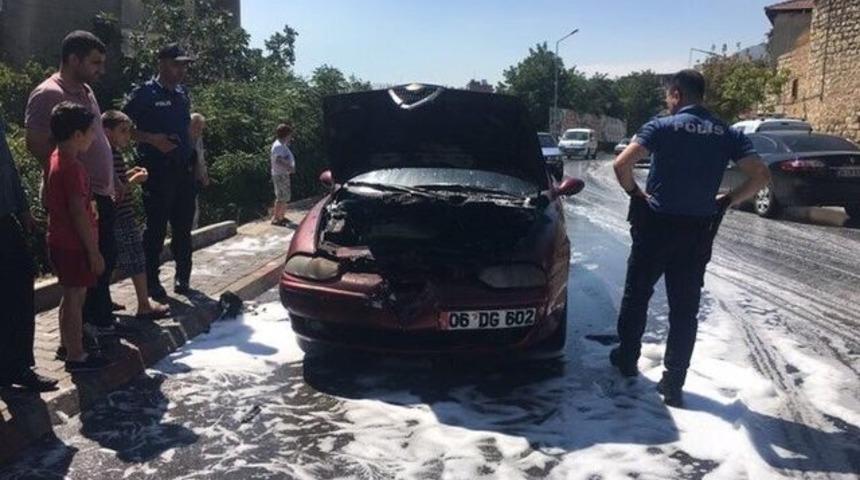 Seyir halindeki otomobil alev aldı