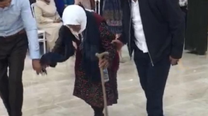 105 yaşındaki Sabayi nine, bastonuyla halay &ccedil;ekti