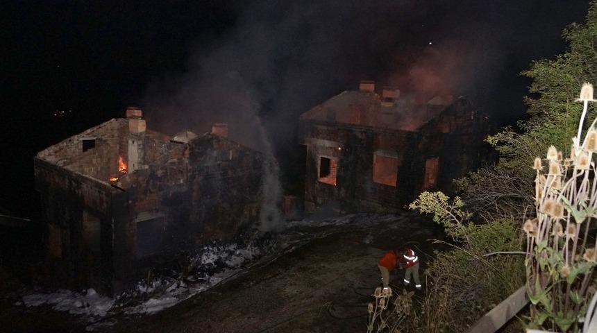 Kastamonu'da büyük yangın! 3 ev küle döndü!