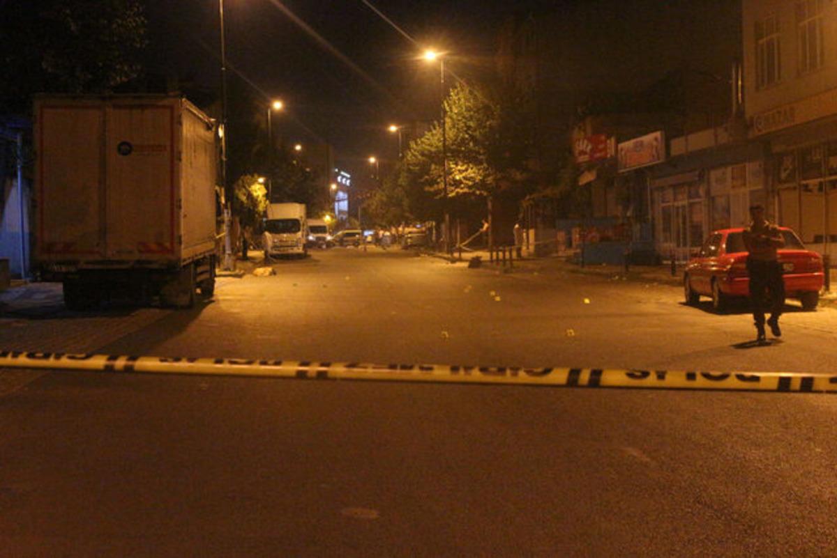 &Uuml;mraniye'de silahlı &ccedil;atışma! Yaralılar var