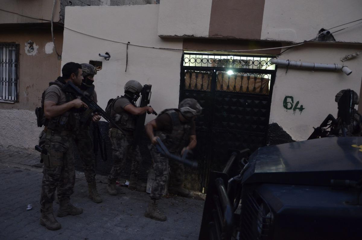 Adana'da ter&ouml;r &ouml;rg&uuml;t&uuml; DEAŞ'a operasyon