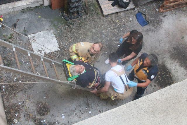 Kadıköy'de yaşlı adam 3 metreden düşüp yaralandı