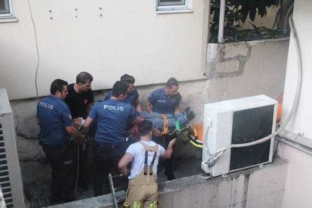 Kadıköy'de yaşlı adam 3 metreden düşüp yaralandı