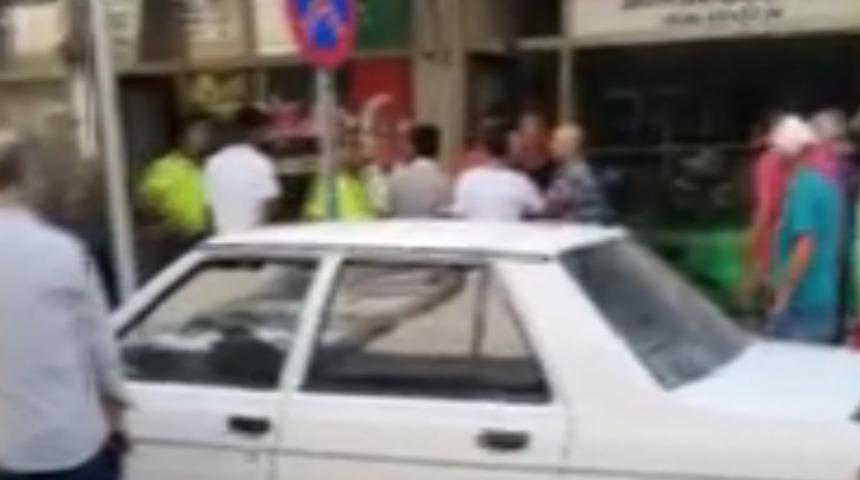 Sokak ortasında vahşet! Akrabasını orakla &ouml;ld&uuml;rd&uuml;