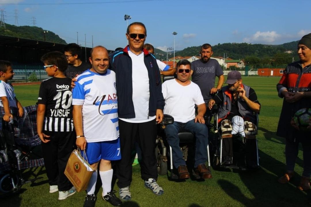 Satran&ccedil; turnuvasından kazandıkları tekerlekli sandalyeleri ihtiya&ccedil; sahiplerine verdiler