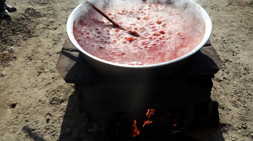 Develi'de geleneksel usullerle kışlık salça yapımı başladı